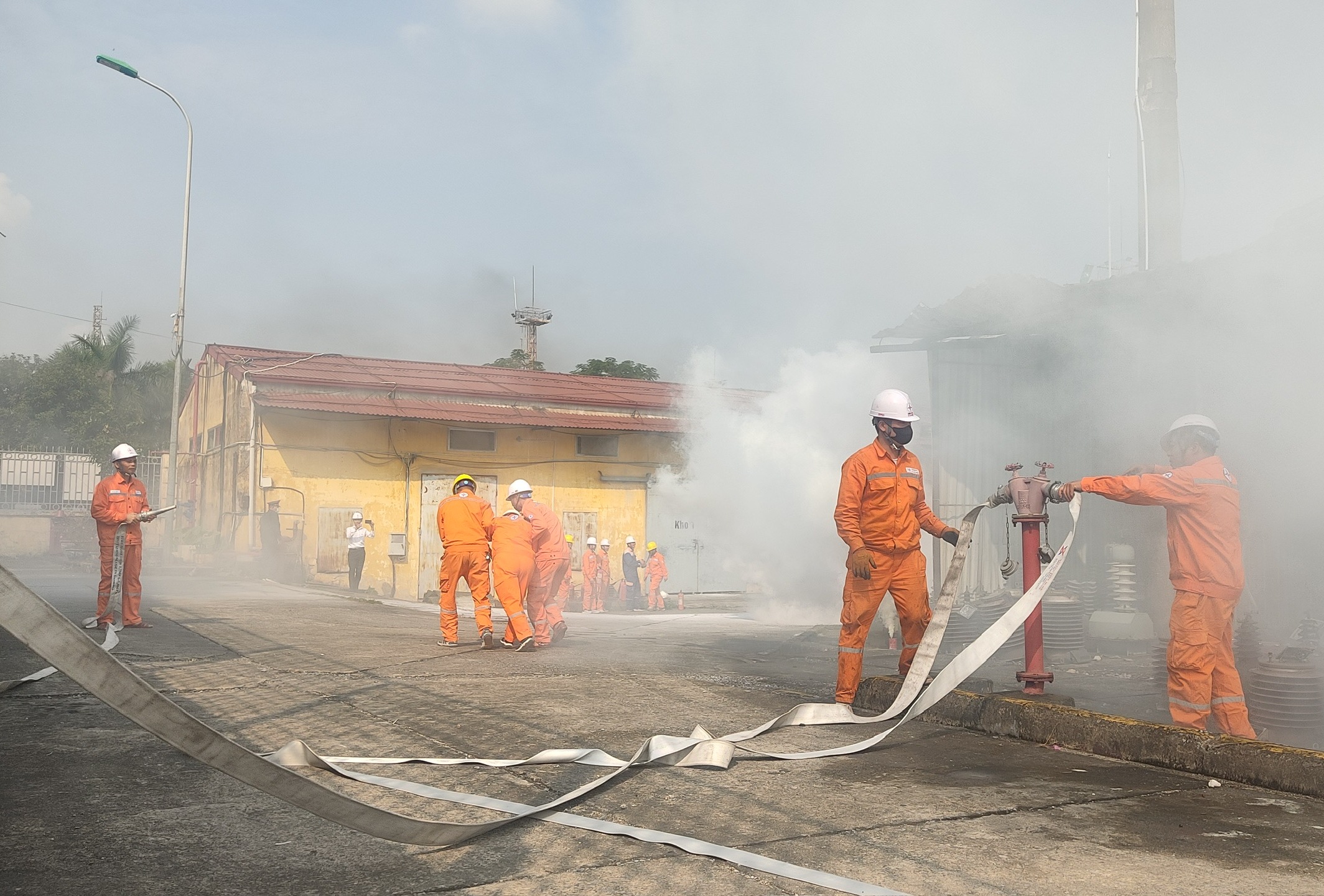 Công an quận Hồng Bàng và Kho vật tư An Lạc - Công ty TNHH MTV Điện Lực phối hợp thực tập phương án PCCC và CNCH